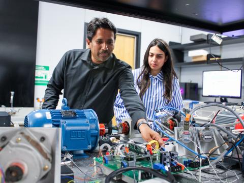 Dr. Mahesh Krishnamurthy working with a student in a Southern Methodist University lab