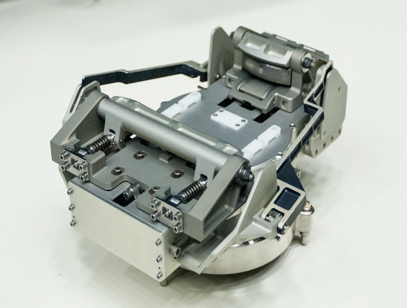 Robotic gripper for satellite capture and servicing